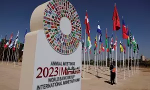 Un agente de policía marroquí hace guardia junto a la entrada principal del lugar de celebración de la asamblea anual del Fondo Monetario Internacional y el Banco Mundial, en Marrakech. REUTERS/Susana Vera