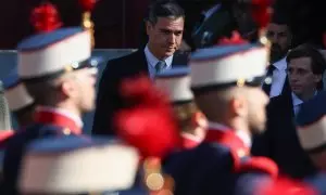 El presidente del Gobierno, Pedro Sánchez, durante el acto solemne de homenaje a la bandera nacional y desfile militar en el Día de la Hispanidad, a 12 de octubre de 2022