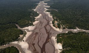 Una vista aérea muestra el río Tumbira, afectado por la sequía del río Negro, en Iranduba, estado de Amazonas, Brasil.