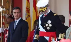 El presidente del Gobierno, Pedro Sánchez (i) y el Rey Felipe VI (d), durante el acto solemne de homenaje a la bandera nacional y desfile militar en el Día de la Hispanidad, a 12 de octubre de 2022,