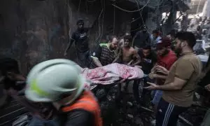 Equipos de emergencia evacúan a palestinos heridos durante los bombardeos israelíes sobre la franja de Gaza es pasado 11 de octubre.
