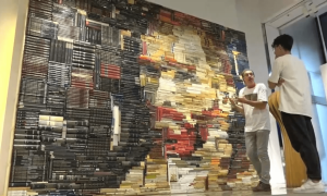 L'artista català Jordi Prat Pons davant l'obra 'Cartes a Vincent'