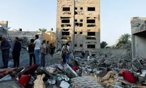 Los palestinos observan la destrucción de una casa tras un ataque de Israel en Khan Younis, en el sur de la Franja de Gaza. REUTERS/Ibraheem Abu Mustafa