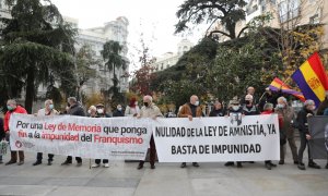 Varias personas sostienen una pancarta que reclama "una Ley de Memoria que ponga fin a la impunidad" del franquismo, frente al Congreso de los Diputados, a 10 de diciembre de 2021, en Madrid (España).