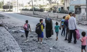 23/10/23 Una familia de tres adultos y cinco niños camina por las calles de la ciudad de Gaza huyendo de los bombardeos tras el ultimátum israelí para que la población civil abandone el norte de la franja.