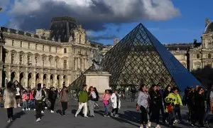 Turistas pasean junto a la pirámide del Louvre, a 21 de septiembre de 2023.