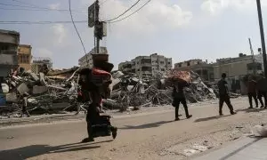 Residentes de la ciudad de Gaza reúnen algunas pertenencias antes de tratar de salir de la ciudad.