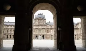 El museo del Louvre, evacuado por una alerta de ataque terrorista, en París, a 14/10/2023.