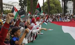 Miles de personas protestan en Rabat contra la normalización de las relaciones entre Marruecos e Israel.