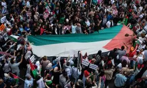 Vista general de varias personas con una bandera de Palestina durante una manifestación en apoyo al pueblo palestino, desde la Puerta del Sol, a 15 de octubre de 2023,