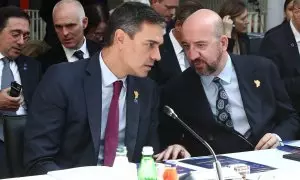 El presidente del Gobierno en funciones, Pedro Sánchez, durante la Cumbre del Proceso de Berlín, junto al presidente del Consejo Europeo, Charles Michel.