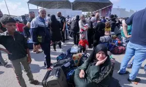 Cientos de familias palestinas esperan la apertura del paso fronterizo de Rafah, que conecta Gaza con Egipto, para escapar de los bombardeos israelíes, a 16 de octubre de 2023.