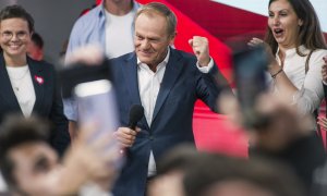 El líder de la Coalición Cívica, Donald Tusk (centro), habla durante la noche electoral tras el anuncio de los primeros resultados de las elecciones parlamentarias polacas de 2023.