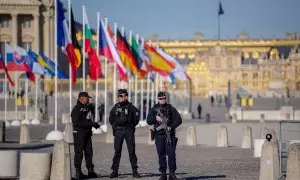 Agentes de Policía armados frente al Palacio de Versalles de París. Imagen de Archivo.