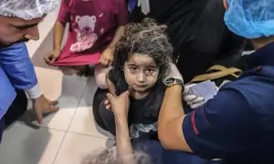 Una niña es atendida por sanitarios tras el bombardeo israelí a un hospital de Gaza, a 17 de octubre de 2023.