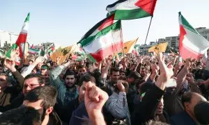 La gente ondea banderas palestinas y de Hezbollah como protesta en Teherán en apoyo a los palestinos en Gaza el 18 de octubre de 2023.