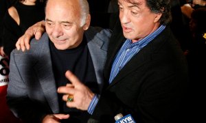 A la izquierda, el actor Burt Young posando junto a Sylvester Stallone momentos antes del estreno de 'Rocky Balboa' en Filadelfia, Pensilvania, a 18 de diciembre de 2006.