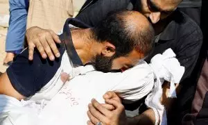 Un padre llora la muerte de su hija fallecida en los bombardeos en el sur de Gaza, a 19 de octubre de 2023.