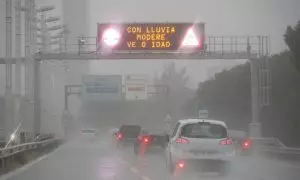 19/10/2023 - Varios vehículos circulan bajo la lluvia este jueves en Sevilla.