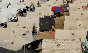 Palestinos se refugian en un campamento de la ONU en Jan Yunis, al sur de Gaza, a 20 de octubre de 2023.