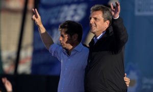 El candidato presidencial por el partido Unión por la Patria, Sergio Massa, y el candidato a gobernador de Buenos Aires, Axel Kicillof, durante el cierre de campaña en Buenos Aires, a 17/10/2023.