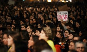 Cientos de personas durante la manifestación por el 8M en Bilbao, Vizcaya, a 8 de marzo de 2023.
