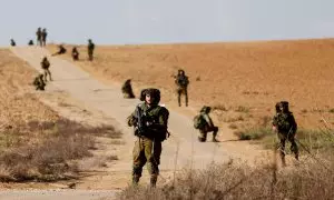 Soldados israelíes patrullan cerca de la frontera de Israel con el sur de Gaza a 19 de octubre de 2023.
