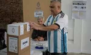 Una persona vota en un colegio electoral en Buenos Aires, durante las elecciones presidenciales de Argentina, a 22/10/2023.