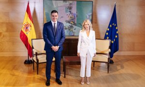 El secretario general del PSOE y presidente del Gobierno en funciones, Pedro Sánchez, y la ministra de Trabajo y Economía Social en funciones, Yolanda Díaz, posan a su llegada para reunirse en el Congreso de los Diputado