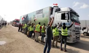 Un camión con ayuda humanitaria accede a la Franja de Gaza a través del paso de Rafah este 22 de octubre de 2023.