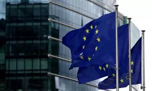 Banderas de la UE delante del edificio donde tiene su sede la Comisión Europea en Bruselas. REUTERS/Yves Herman