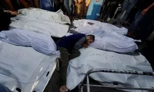 Un hombre llora la muerte de un familiar durante el conflicto entre Israel y Hamás, a 24 de octubre de 2023, en el sur de la Franja de Gaza.