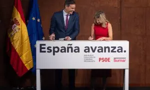 Pedro Sánchez y Yolanda Díaz rubrican el acuerdo de Gobierno entre PSOE y Sumar en el Museo Reina Sofía de Madrid