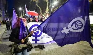 Cientos de personas protestan con carteles durante una manifestación convocada por la Plataforma Feminista Guadalajara por el 8M, en Guadalajara, Castilla La-Mancha