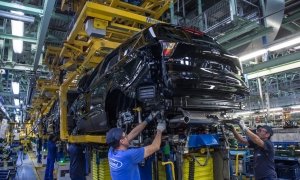 Almussafes "en el alambre": Ford congela sus inversiones europeas en coches eléctricos e impulsa los híbridos