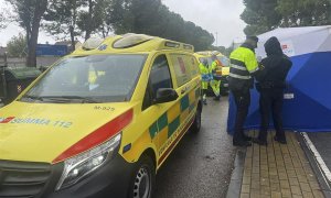 Imagen de los equipos de Emergencias trabajando en la avenida Arcas del Agua, lugar del fallecimiento de la mujer de 39 años, a 4 de noviembre de 2023.- Emergencias Madrid/EFE