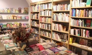 Interior de la llibreria Ral de Calonge amb prestatgeries plenes. Autor: Aleix Freixas/ACN
