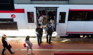 Varias personas a su entrada en un vagón de tren en la estación de Puerta de Atocha-Almudena Grandes, a 11 de octubre de 2023, en Madrid.— Gustavo Valiente / Europa Press