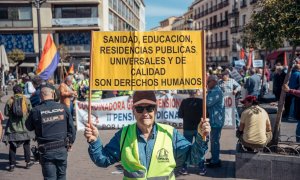 Un manifestante con una pancarta durante la manifestación contra las reformas de pensiones llevadas a cabo por el Gobierno en la presente legislatura, a 15 de abril de 2023, en Madrid (España).