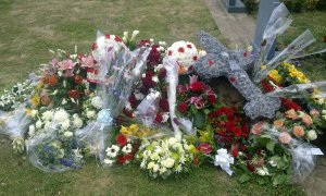 Flores en la tumba del niño Sonny Anderson, con piezas de Lego en su lápida. / A Sonny Outlook