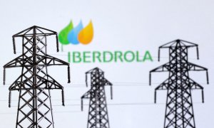 Ilustración que muestra el logo de Iberdrola junto a las miniaturas de torres eléctricas de alta tensión. REUTERS/Dado Ruvic/Illustration