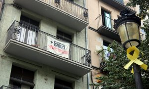 Un cartell amb el lema '+Barri -Pisos Turístics' penjat en un balcó de la Rambla de Girona, en una imatge d'arxiu. Autor: Xavier Pi/ACN