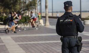 Un agente de la Policía Nacional en el Paseo de Neptuno de València, a 2 de noviembre de 2023.- Europa Press.