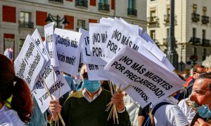 Componentes de Marea de Residencias sostienen pancartas durante la manifestación convocada por una ley estatal "justa, digna y consensuada", en Madrid, (España), a 26 de septiembre de 2020.