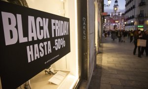 Un cartel anuncia los descuentos del Black Friday en un comercio, a 23 de noviembre de 2022, en Madrid (España). Foto de archivo. Jesús Hellín / Europa Press