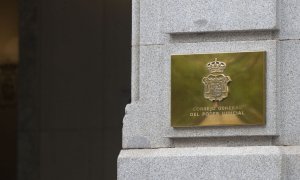 Placa en una columna de la sedel del Consejo General del Poder Judicial (CGPJ), en Madrid. EUROPA PRESS/Alberto Ortega