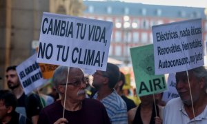 Decenas de activistas protestan en una manifestación por la descarbonización en la Plaza Mayor, a 15 de septiembre de 2023, en Madrid (España). Ricardo Rubio / Europa Press