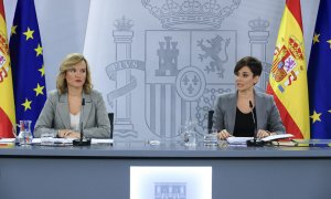 La ministra de Política Territorial y portavoz del Gobierno en funciones, Isabel Rodríguez (d), y la ministra de Educación y Formación profesional en funciones, Pilar Alegría, dan una rueda de prensa tras la reunión semanal del Consejo de Ministros. Zipi 