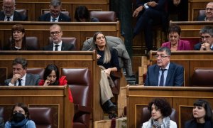 Míriam Nogueras, portavoz de Junts per Catalunya en el Congreso de los diputados, rodeada de otros parlamentarios durante la sesión de investidura. Alejandro Martínez Vélez / Europa Press
