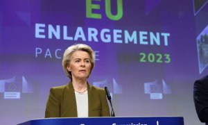 La presidenta de la Comisión Europea, Ursula von der Leyen en una conferencia de prensa sobre los avances de Ucrania hacia la membresía en Bruselas. / REUTERS